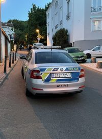 Policisté zasahovali v pražských Košířích při nálezu mrtvého novorozence v igelitové tašce.