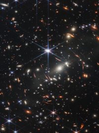 První fotografie dalekého vesmíru pořízená Webbovým teleskopem