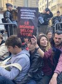 Aktivisté protestovali v Paříži proti energetické společnosti Total