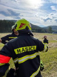 Zásah hasičů při lesním požáru ve skalách v Božanově