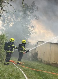 Hasiči bojují s požárem střelnice v Praze - Sedlci