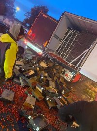 Fotografie zničeného nákladu českého kamionu ve Francii