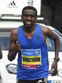 Gebretsadik Abraha (vpravo) z Etiopie vyhrál 7. května Pražský maraton časem, poté co v závěrečných stovkách metrů předstihl krajana Bazua Workua