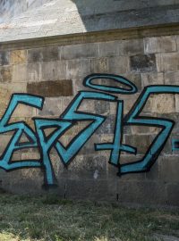 Graffiti na pilíři Karlova mostu