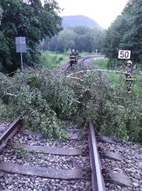 Spadlé stromy přerušily provoz na železničním koridoru mezi Prahou a Pardubicemi