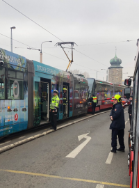 U Tančícího domu se srazily dvě tramvaje, na místě zasahují hasiči