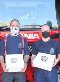 Pražští hasiči s dorty od neslyšících z Tiché cukrárny