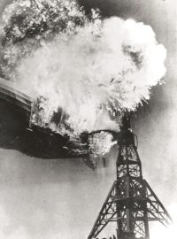Hořící vzducholoď Hindenberg se začala řítit k zemi pár vteřin po vypuknutí požáru.