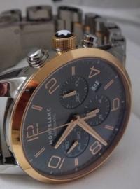 Ručičkové kovové hodinky se zlatou lunetou a zdobením na pásku jsou od renomované švýcarské značky Mont Blanc, model 107321, výrobní číslo BB323 906, po kterých pátrá policie.