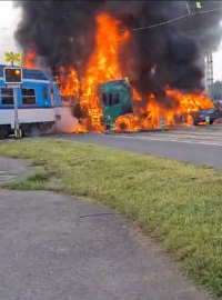 Hořící kamion po nárazu do vlaku