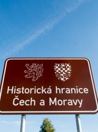 Na silnici v obci Kukle na Svitavsku instalovali na podzim 2020 tabule připomínající historickou hranici Čech a Moravy