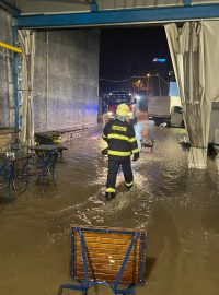 Hasiči v noci vyjížděli k několika zásahům po celé republice