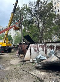 Lidé žijí, jak to jen jde, na Charkovském sídlišti zasaženém ruskou raketou