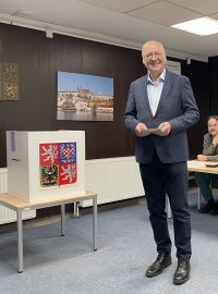 Do volební místnosti přišel mezi prvními i velvyslanec České republiky na Ukrajině Radek Matula