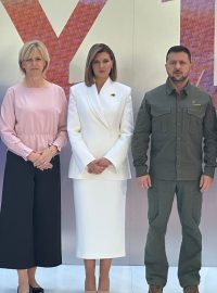 Eva Pavlová (v růžové halence), Olena Zelenská a ukrajinský prezident Volodymyr Zelenskyj