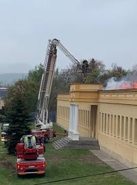 Rozsáhlý požár zasáhl v pondělí ráno jednu z firem v Polici nad Metují na Náchodsku