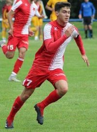 Fotbalové možnosti jsou teď poměrně omezené a hráči na nižších úrovních mohou mít víc volného času. Třeba jako sedmnáctiletý Sammy Farid. Sám o sobě mluví jako o polovičním Libanonci a kromě fotbalu na třetiligové úrovni hraje na piano