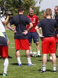 Fotbalový trénink novinářů pod vedením reprezentačního trenéra Jaroslava Šilhavého
