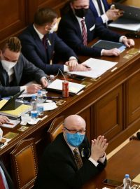 Sněmovna schválila novelu pandemického zákona