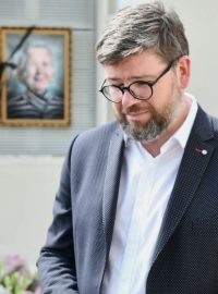 Jiří Pospíšil, předseda správní rady Nadace Jana a Medy Mládkových, u vzpomínkového místa pro Medu Mládkovou v Museu Kampa