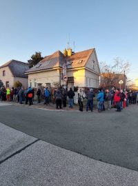 Lidé čekají v Hradci Králové na vydání speciální bankovky