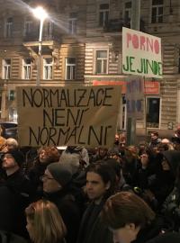 Transparenty na středeční demonstraci před Českým rozhlasem v Praze