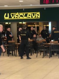 Policie zasahuje v restauraci U Václava na pražském Letišti Václava Havla