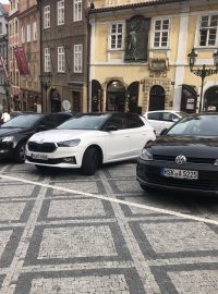 Auta turistů parkují na stání vyhrazené pro rezidenty