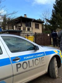 Policie s majitelkou obešla chatu a prohlédla vchody