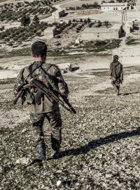 Kurdští bojovníci SDF při dobývání přehrady Tišrín na severu Sýrie. Syrian Democratic Forces jsou kurdsko-arabské milice, které se zasloužily nejvíce o porážku takzvaného Islámského státu. Jejich rozhodující složkou jsou kurdské milice YPG.