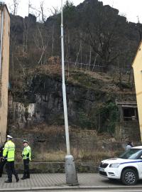 Policisté evakuují asi 20 lidí z dvou ohrožených bytových domů.