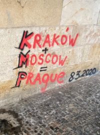 Na pražském Karlově mostě se znovu objevilo větší graffiti