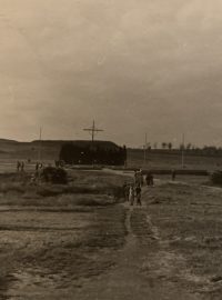 Památník v Lidicích na staré fotografii