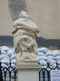 Obyvatelé Lvova chrání sochy před zničením