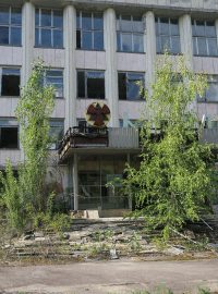 26. dubna bylo od rána a poté za celý den hospitalizováno 123 lidí (hasičů, operátorů a inženýrů) se známkami akutní otravy radioaktivitou. KGB nechalo odpojit meziměstské telefonní linky, aby
zabránilo šíření informací o nehodě mimo město Pripjať.