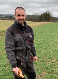 „Tady jsme na pozemku, který se dlouhodobě neorá. Teď tu roste ozimé obilí,“ ukazuje Radek Cihlář.