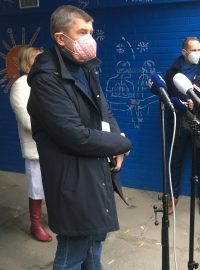 Andrej Babiš odpovídá novinářům po návštěvě pražských nemocnic.