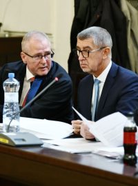 Bývalý premiér a předseda hnutí ANO Andrej Babiš s obhájci u soudu v kauze Čapí hnízdo