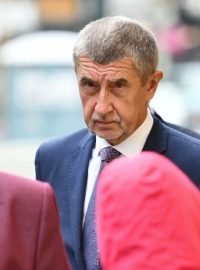 Expremiér Andrej Babiš přichází ve čtvrtek k soudu v kauze Čapí hnízdo