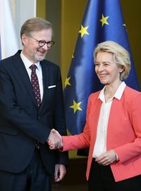 Předsedkyně Evropské komise Ursula von der Leyenová s českým premiérem Petrem Fialou (ODS)