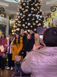 Učitelka Valentina svým žákům v charkovském metru rozdala vánoční dárky