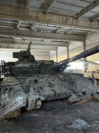 Tanky T-64 na vojenské základně na východě Ukrajiny.