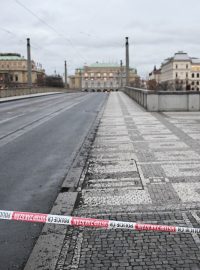 Policejní uzávěra na Mánesově mostě směrem k Filozofické fakultě