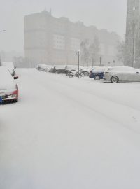 V Praze od nedělního rána hustě sněží. Fotografie z pražské čtvrti Řepy