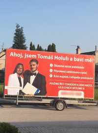 Billboard s Tomášem Holubem, který mu přistavila reklamní společnost před jeho dům. Podle starosty města i samontého Holuba šlo o nátlakovou akci