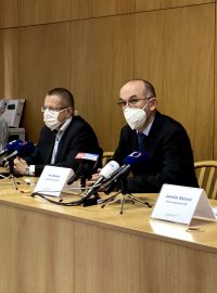 Ministr zdravotnictví Jan Blatný (za ANO), hlavní hygienička Jarmila Rážová a ředitel ÚZIS Ladislav Dušek na tiskové konferenci