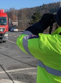 Veterináři s policií a celníky kvůli kauze s polským masem kontrolují kamiony u hranic s Polskem. Fotografie z Královéhradeckého kraje