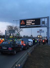 Zablokovaná magistrála vedle hlavního nádraží