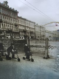 Prolínání fotografií Leningradu v roce 1941, kdy začala blokáda, a dnešního Petrohradu roku 2018