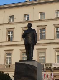 Socha Lecha Kaczynského ve Varšavě